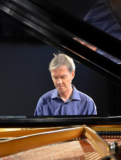 photo de Pierre au piano au studio Piccolo