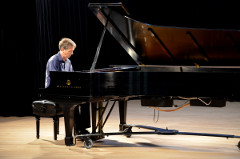 photo de Pierre au piano au studio Piccolo