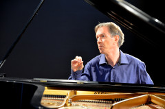 photo de Pierre au piano au studio Piccolo