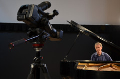 photo de Pierre au piano au studio Piccolo