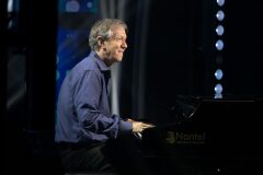 picture of Pierre at the piano for En direct de l’univers (thumbnail)